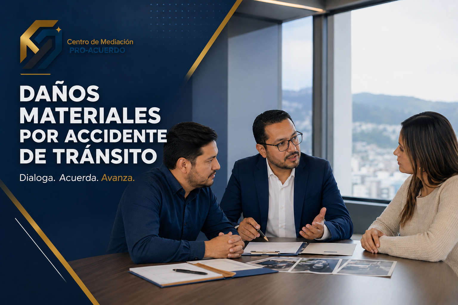 Mediador conversa con dos conductores y revisa documentos sobre daños materiales de vehículos en Quito.